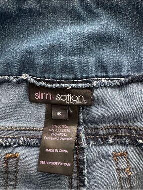 Slim-Sation Women’s Cropped Slim Jeans in Medium Blue
